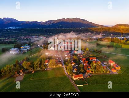 Gaissach nella luce del mattino, dietro Heigelkopf, Isarwinkel, vista aerea, Alta Baviera, Baviera, Germania Foto Stock