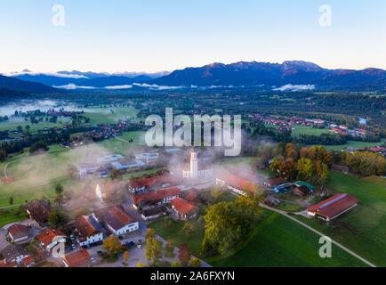 Gaissach nella luce del mattino, Isartal con Brauneck e Benediktenwand, Isarwinkel, vista aerea, Alta Baviera, Baviera, Germania Foto Stock