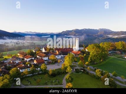 Gaissach nella luce del mattino, Isartal con Brauneck e Benediktenwand, Isarwinkel, vista aerea, Alta Baviera, Baviera, Germania Foto Stock