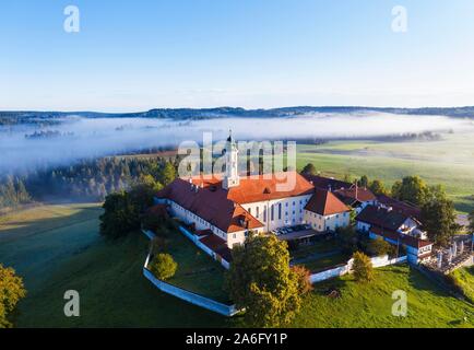 Monastero di Reutberg, Sachsenkam, Tolzer Terra, vista aerea, colline ai piedi delle Alpi, Alta Baviera, Baviera, Germania Foto Stock