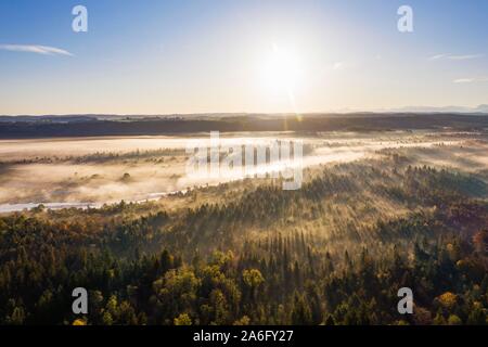 Isar in Pupplinger Au a sunrise, Riserva Naturale di Isarauen, vicino a Wolfratshausen, vista aerea, Alta Baviera, Baviera, Germania Foto Stock