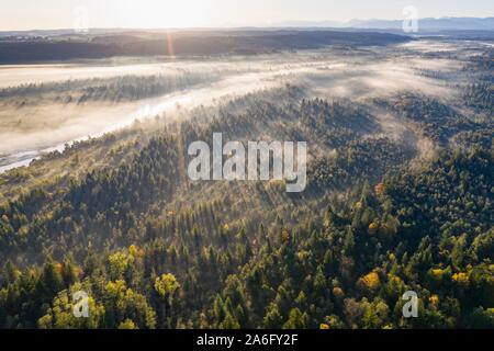 Isar in Pupplinger Au a sunrise, Riserva Naturale di Isarauen, vicino a Wolfratshausen, vista aerea, Alta Baviera, Baviera, Germania Foto Stock