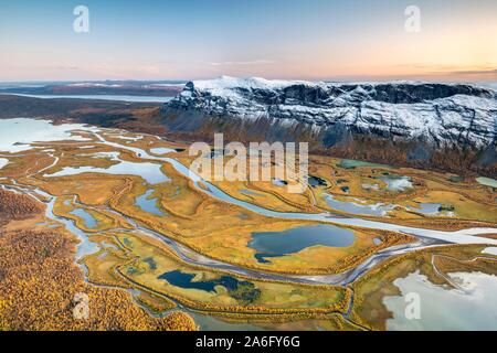 Vista dal Monte Skierffe all'autunnale del delta del fiume Rapadalen, fiume Rapaalv, Sarek National Park, Laponia, Lapponia, Svezia Foto Stock