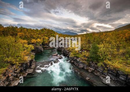 Autunnale di Abisko canyon, Abiskojokk river, Abiskojokk, Abisko National Park, Norrbotten, Lapponia, Svezia Foto Stock