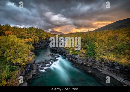 Autunno Abisko Canyon con illuminazione drammatica, fiume Abiskojakka, Abiskojakka, Abisko National Park, Norrbotten, Lapponia, Svezia Foto Stock