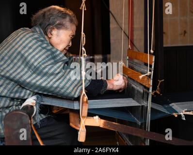Il vecchio donna giapponese la tessitura a telaio, Hida Minzoku Mura, Hida non Sato, Takayama, Giappone Foto Stock