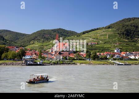 Vista di Weissenkirchen nella Wachau, nella parte anteriore del traghetto, Wachau, Austria Inferiore, Austria Foto Stock