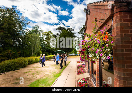 La gente pratica yoga, pilates a Patshull Golf Club Foto Stock