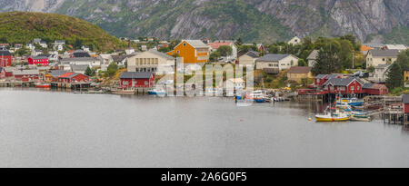 Panoramica vicino la vista sulle case di legno in Reine. Isole Lofoten. La Norvegia. L'Europa. Foto Stock