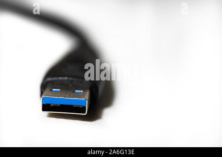 USB 2.0 3.0 Cavo su uno sfondo bianco, girato con una profondità di campo ridotta Foto Stock