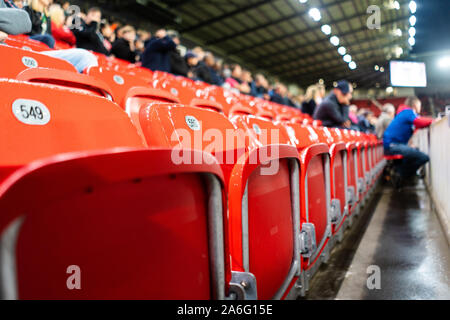 Posti a sedere presso il bet365 Stadium casa di Stoke City Football Club, ceramisti, folle e tifosi pronti a guardare la partita Foto Stock