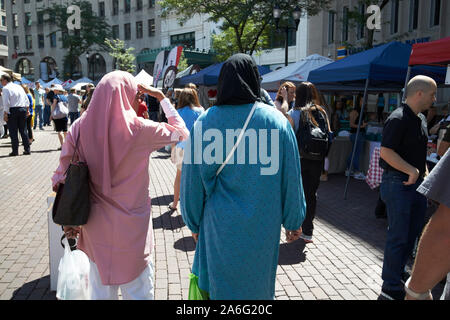 Donne che indossano headscarfs islamiche hijab round a piedi mercato degli agricoltori in Indianapolis in Indiana USA Foto Stock