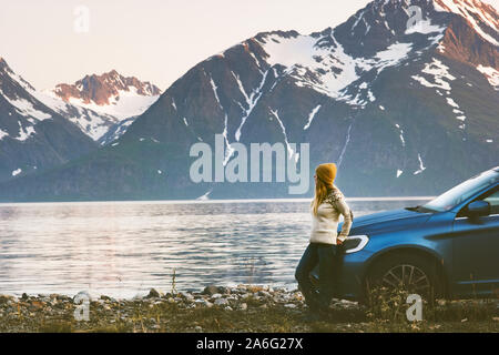 Donna in viaggio in auto a noleggio roadtrip in Norvegia Viaggi avventura concetto lifestyle vacanze outdoor montagne e vista del fiordo Foto Stock