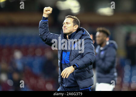 Burnley, Regno Unito. 26 ott 2019. Chelsea Manager Frank Lampard celebra e mostra il suo apprezzamento per le ventole alla fine del gioco. Premier League, Burnley v Chelsea a Turf Moor a Burnley, Lancashire sabato 26 ottobre 2019. Questa immagine può essere utilizzata solo per scopi editoriali. Solo uso editoriale, è richiesta una licenza per uso commerciale. Nessun uso in scommesse, giochi o un singolo giocatore/club/league pubblicazioni. pic da Chris Stading/Andrew Orchard fotografia sportiva/Alamy Live news Credito: Andrew Orchard fotografia sportiva/Alamy Live News Foto Stock