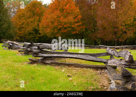 Recinzione in legno con bellissimi alberi autunnali colorati sullo sfondo. Elizabeth, Illinois. Foto Stock