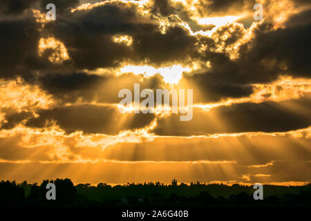 Burscough Lancashire; UK Meteo. Il 26 ottobre 2019. Un suggestivo tramonto in inverno getta i suoi raggi caldi nel paesaggio vicino a wigan greater manchester in Lancashire. Credito: Cernan Elias/Alamy Live News Foto Stock