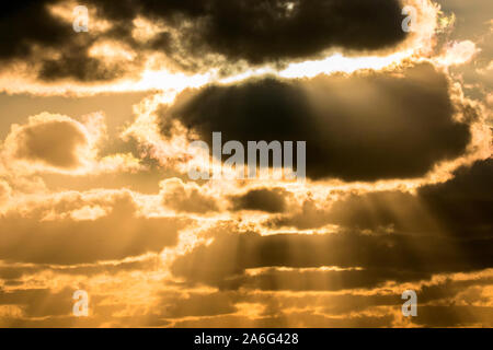 Burscough Lancashire; UK Meteo. Il 26 ottobre 2019. Un suggestivo tramonto in inverno getta i suoi raggi caldi nel paesaggio vicino a wigan greater manchester in Lancashire. Credito: Cernan Elias/Alamy Live News Foto Stock