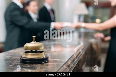 Foto degli ospiti getting key card in hotel Foto Stock