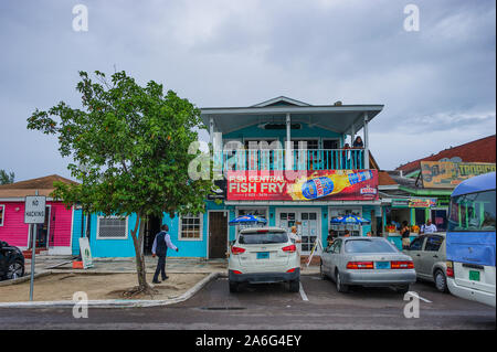 Nassau Bahama - Settembre 21/2019: Viste di Arawak Cay Fish Fry village,del dipinto a mano strutture colorate offrendo pesce caraibico di alimenti e bevande Foto Stock