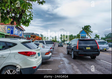 Nassau Bahama - Settembre 21/2019: Viste di Arawak Cay Fish Fry village,del dipinto a mano strutture colorate offrendo pesce caraibico di alimenti e bevande Foto Stock