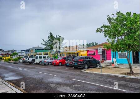 Nassau Bahama - Settembre 21/2019: Viste di Arawak Cay Fish Fry village,del dipinto a mano strutture colorate offrendo pesce caraibico di alimenti e bevande Foto Stock