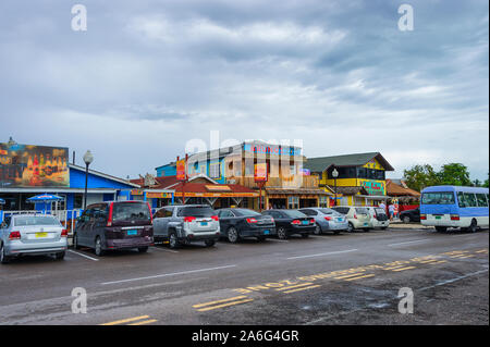 Nassau Bahama - Settembre 21/2019: Viste di Arawak Cay Fish Fry village,del dipinto a mano strutture colorate offrendo pesce caraibico di alimenti e bevande Foto Stock