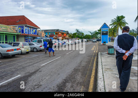 Nassau Bahama - Settembre 21/2019: Viste di Arawak Cay Fish Fry village,del dipinto a mano strutture colorate offrendo pesce caraibico di alimenti e bevande Foto Stock