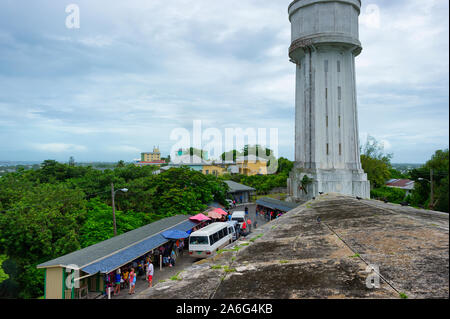 Nassau Bahama - Settembre 21/2019: Water Tower dietro a Fort Fincastle edificio 1928. Al di sotto di un mercato della paglia per i turisti. Foto Stock