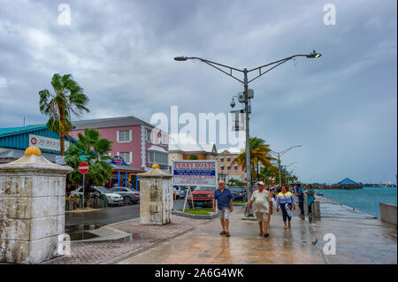 Nassau Bahama - Settembre 21/2019: distributore paglia è Bahama più antiche industrie. Gregge turistico le strade lungo di Nassau Harbour per mangiare e fare shopping. Foto Stock