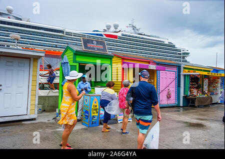 Nassau Bahama - Settembre 21/2019: distributore paglia è Bahama più antiche industrie. Gregge turistico le strade lungo di Nassau Harbour per mangiare e fare shopping. Foto Stock