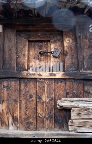 In prossimità di una finestra con un lucchetto su una cabina di legno. Chitkul, Himachal Pradesh. Foto Stock