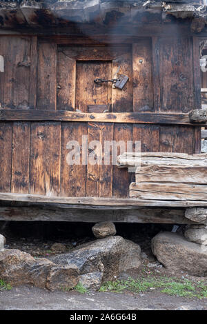 In prossimità di una finestra con un lucchetto su una cabina di legno. Chitkul, Himachal Pradesh. Foto Stock