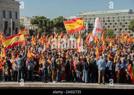 Migliaia di sostenitori della Spagna di estrema destra partito Vox riuniti in Plaza de Colón di Madrid il sabato per difendere ciò che essi hanno descritto come "l'unità di Foto Stock