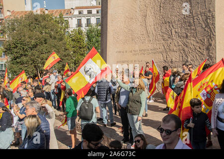 Migliaia di sostenitori della Spagna di estrema destra partito Vox riuniti in Plaza de Colón di Madrid il sabato per difendere ciò che essi hanno descritto come "l'unità di Foto Stock