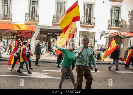 Migliaia di sostenitori della Spagna di estrema destra partito Vox riuniti in Plaza de Colón di Madrid il sabato per difendere ciò che essi hanno descritto come "l'unità di Foto Stock