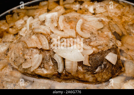 Pot Roast in slow cooker soffocato con le cipolle Foto Stock