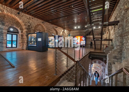 Vista interna del Museo di Palazzo Tekfur nel quartiere Fatih di Istanbul, Turchia Foto Stock