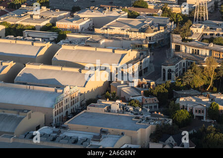 Burbank, in California, Stati Uniti d'America - 25 Ottobre 2019: mattina vista aerea del suono stadi e indietro molti edifici al Warner Bros studio molto vicino a Los Angele Foto Stock