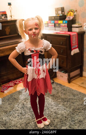 Una bambina vestito in un costume di halloween per una festa di Halloween in Stoke on Trent, Staffordshire Foto Stock