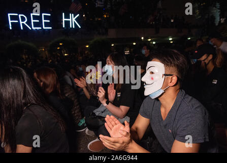 Un pro-democrazia sostenitore che indossa una maschera di Guy Fawkes durante un gruppo di professionisti del settore medico nel distretto centrale di Hong Kong.Per le manifestazioni anti-governative di Hong Kong teso nel quinto mese come la controversa legge in materia di estradizione è stata ritirata ufficialmente mercoledì mentre i manifestanti continuano a chiamare per Hong Kong di Chief Executive Carrie Lam per soddisfare le loro esigenze rimanenti, che include un inchiesta indipendente sulla polizia brutalità, la ritrazione della parola "riot' per descrivere le manifestazioni, e vero e proprio suffragio universale. Foto Stock