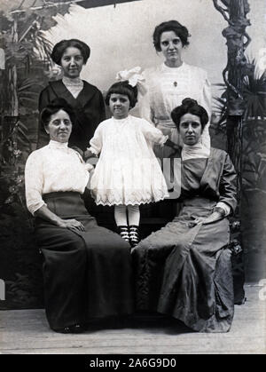 Un vintage fotografia di quattro generazioni di donne, circa 1910. Foto Stock