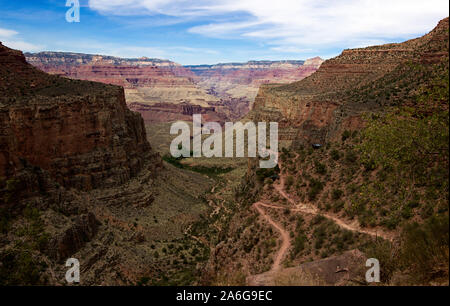 South Kaibab Trail nel Grand Canyon avvolgimento tra scogliere con cielo blu Foto Stock