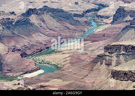 Vista dall'alto del fiume Colorado avvolgimento attraverso il Parco Nazionale del Grand Canyon in Arizona Foto Stock