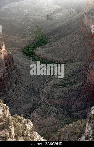 Vista del Bright Angel Trail dal bordo Sud del Grand Canyono Foto Stock