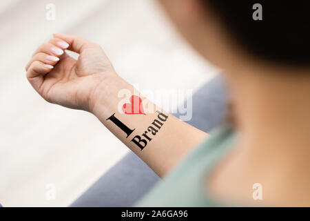 La donna che mostra il suo Io amo la marca Tattoo Foto Stock