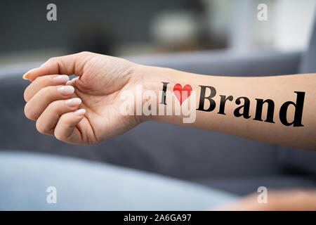 La donna che mostra il suo Io amo la marca Tattoo Foto Stock