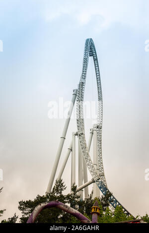 Una giornata fuori a Thorpe Park, giostre e montagne russe e spaventose giostre a uno dei UKs famosi parchi a tema Foto Stock