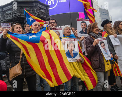 Londra, Regno Unito. Il 26 ottobre 2019. Catalani protesta a Piccadilly Circus per chiedere la liberazione dei leader catalano dato lunghe pene di prigione dal tribunale spagnolo per la tenuta di un referendum di indipendenza. Protesta contro le sentenze in Catalogna sono state soddisfatte da episodi di violenza da parte di migliaia di polizia spagnola ha inviato nella zona. Peter Marshall / Alamy Live News Foto Stock