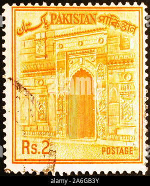 Vecchio edificio su vintage francobollo del Pakistan Foto Stock