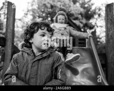 Bambini che giocano al parco, cumbria Lake District Foto Stock